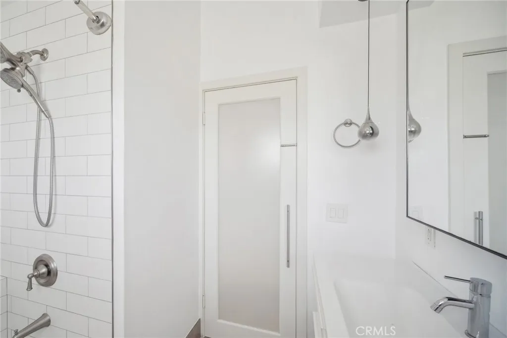 2329 Kansas Avenue 8, Santa Monica, California 90404 home-pic-17